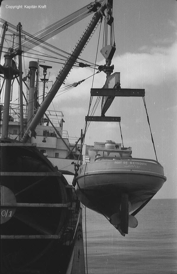 GOLDENFELS (4) ein Schlepper geht von Bord.