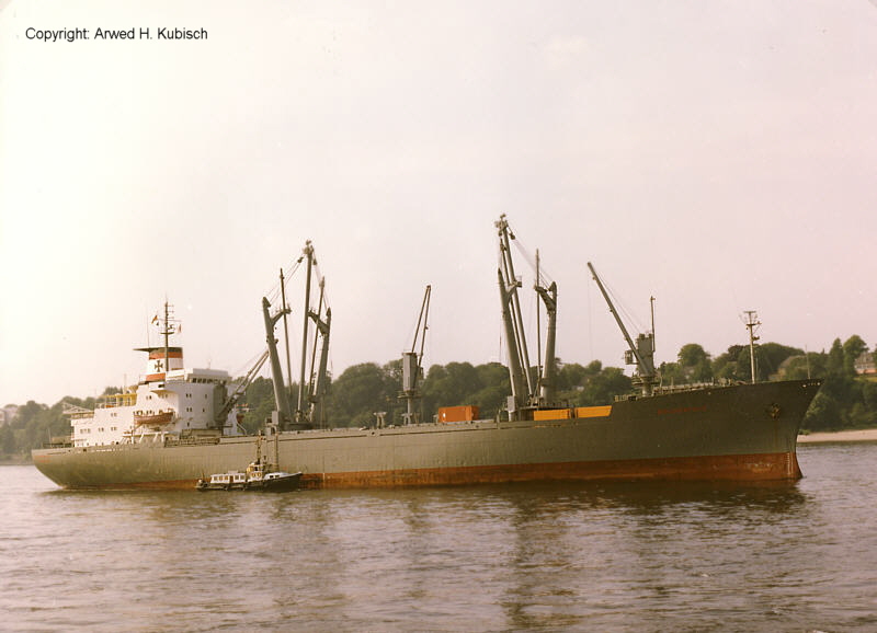 GOLDENFELS (5) mit Lotsenboot.