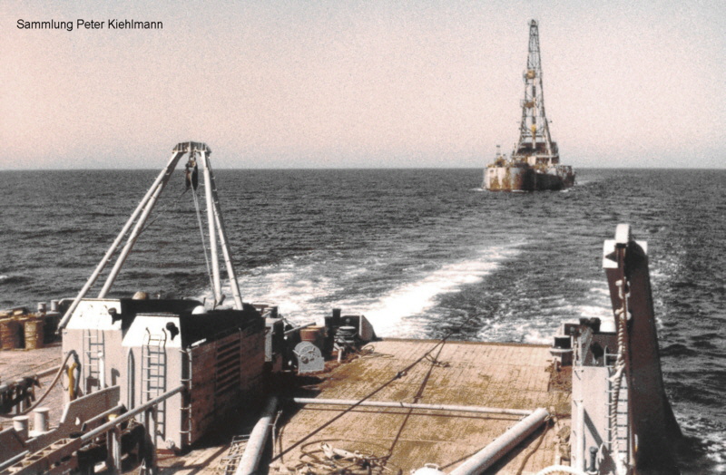 HAFENTOR schleppt ein Bohrschiff.