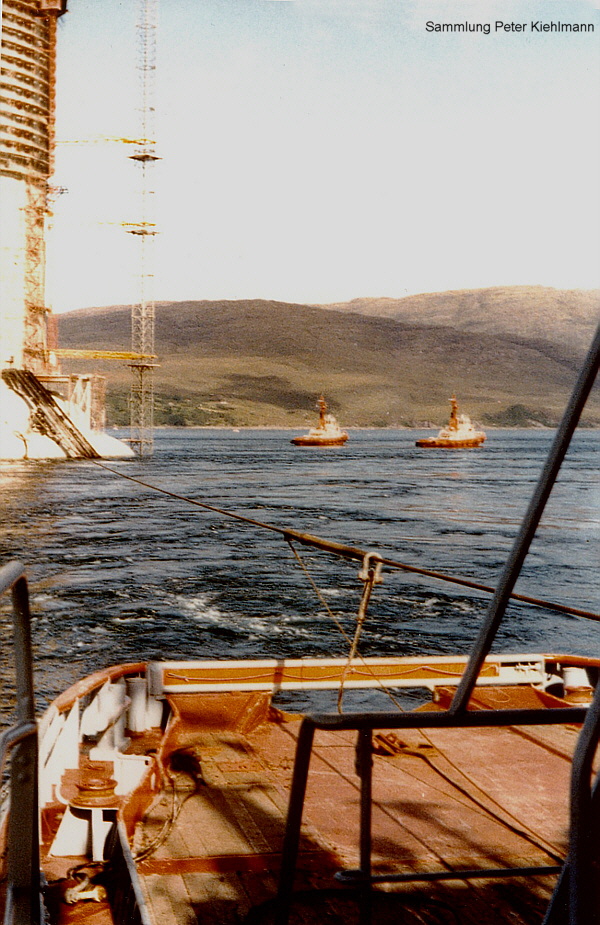 HXTERTOR und zwei Hapag-Lloyd Schlepper.
