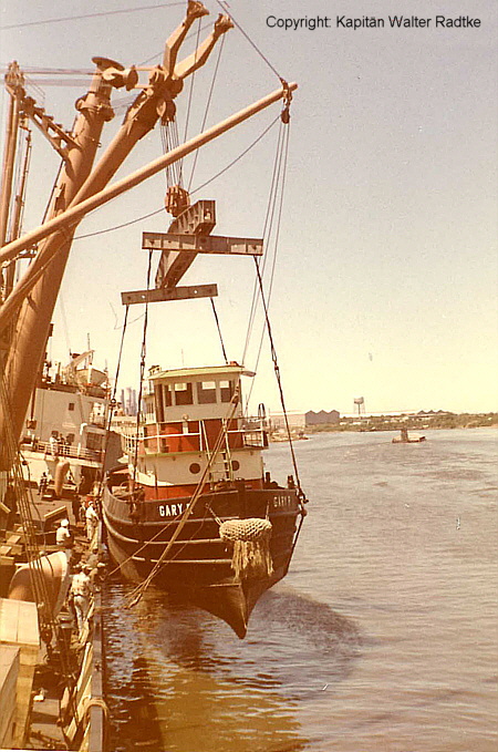 LINDENFELS (4) nimmt Schlepper GARY R an Bord.