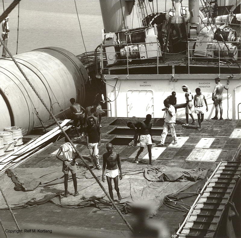 NEIDENFELS (4) Crewboys auf der Luke.