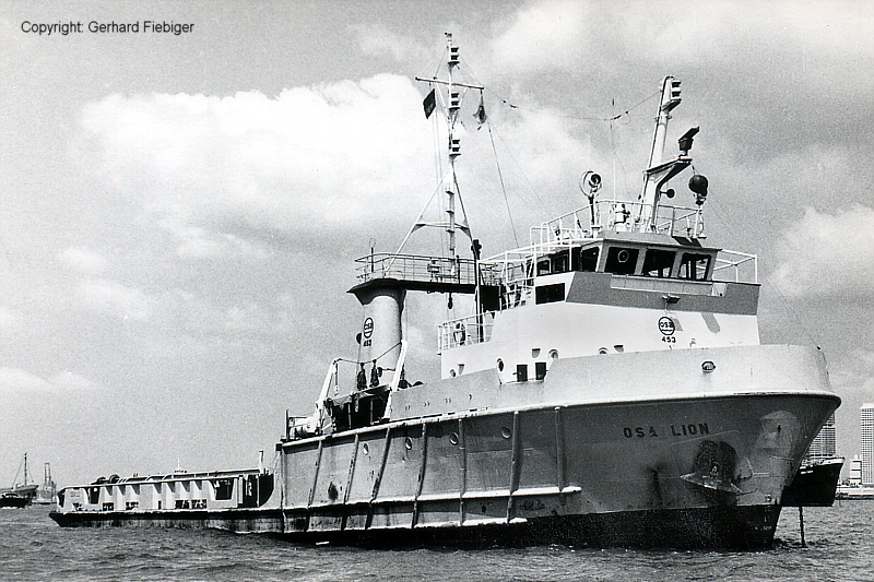 OSA LION auf Singapore-Reede.