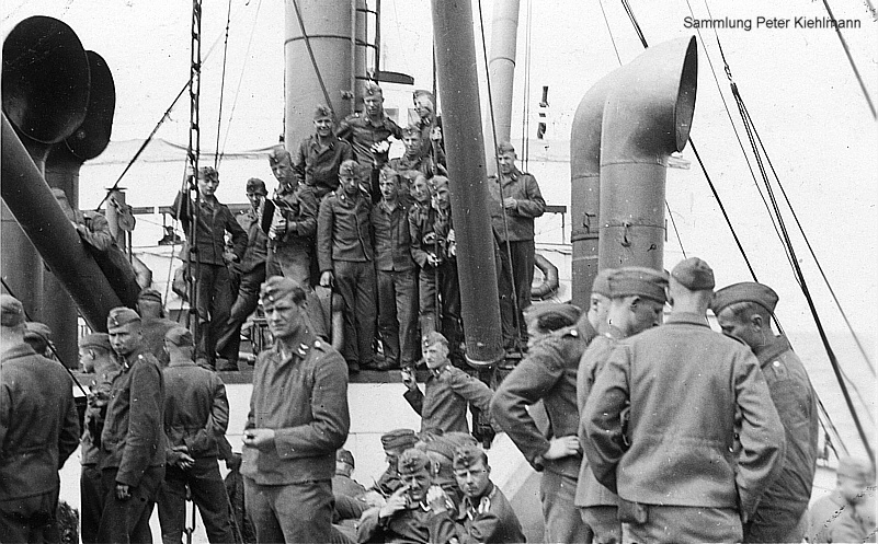 SONNENFELS (2) mit Soldaten an Bord.