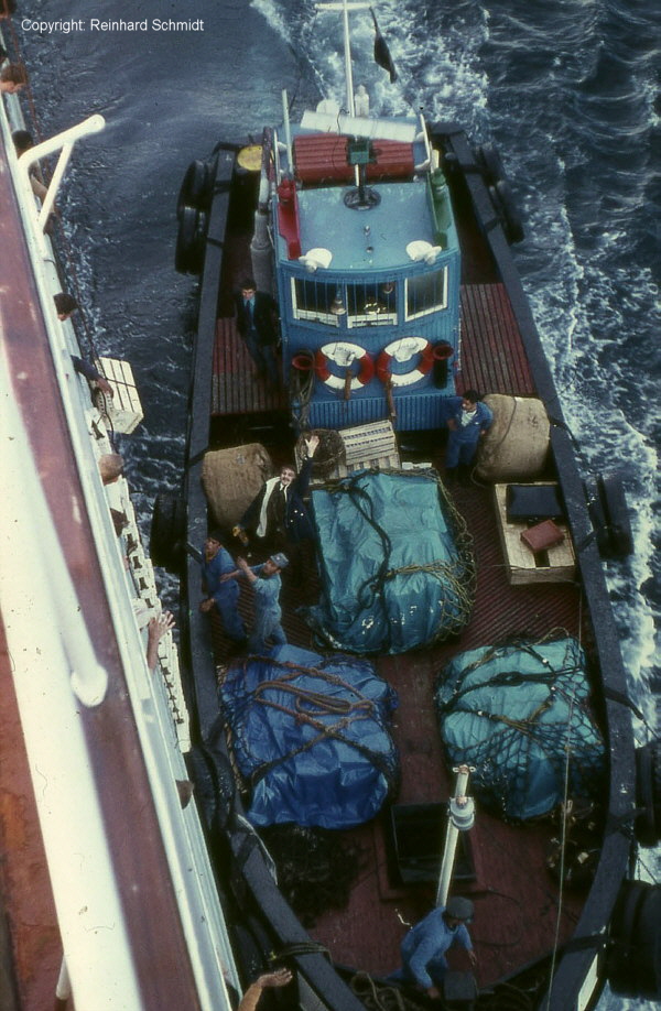 Vor Kapstadt kommt ein Fischer-Boot lngseits