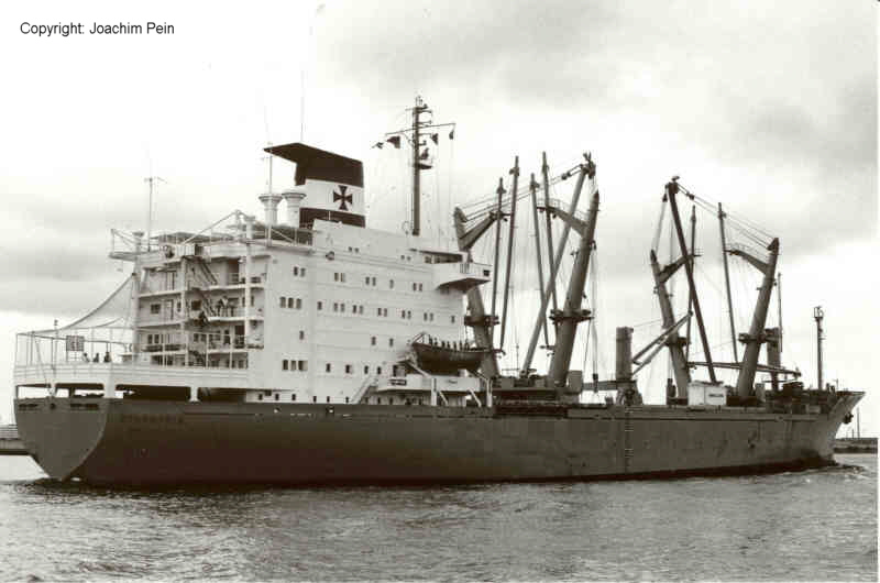 STURMFELS (4) dreht in die Elbe,