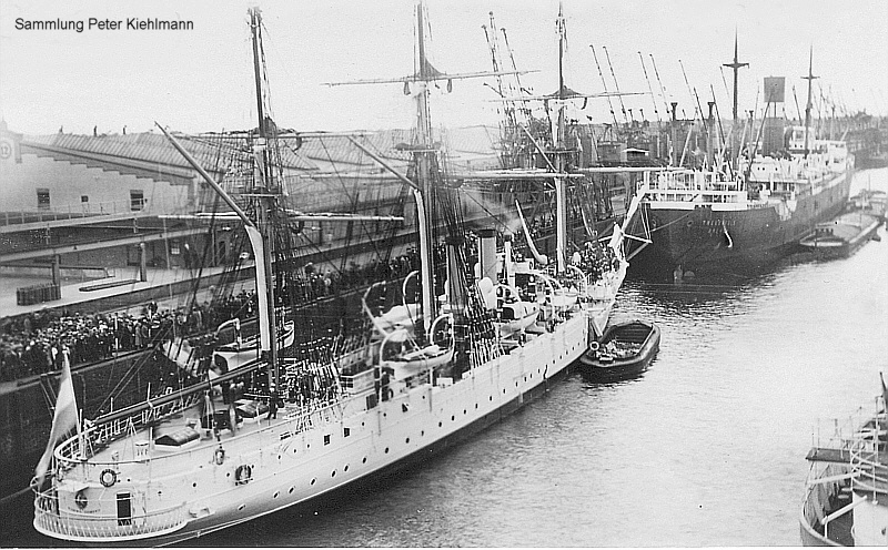 TREUENFELS (2) in berseehafen in Bremen.